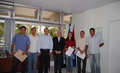 Reitor ao lado dos novos servidores da Universidade Federal de Alagoas