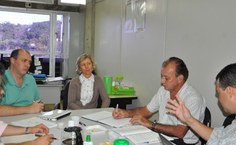 (À esquerda) Tonholo e Uchôa demonstraram ao analista os gastos com atividades do projeto