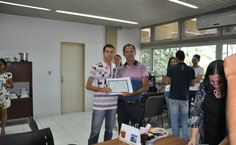 Amaury Franklin junto com o pai comemoram aprovação no Mestrado da USP