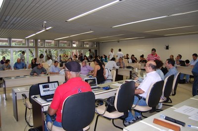 Conselho Universitário reunido na sala Professor Eduardo Almeida da Silva