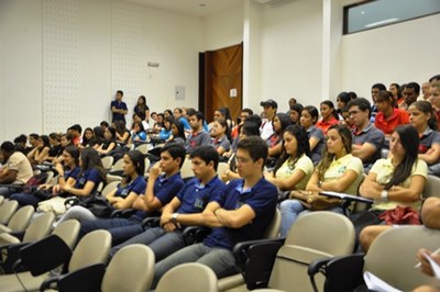 Estudantes acompanham palestra de abertura