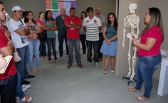 Na sala de Biologia, os visitantes acompanham explicações sobre o corpo humano