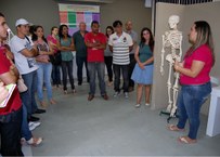 Na sala de Biologia, os visitantes acompanham explicações sobre o corpo humano