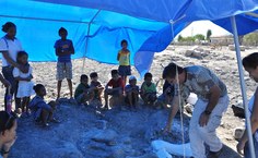 Estudantes do povoado Itataia, em Olho d'Água do Casado, foram levados pelas professoras para acompanhar a escavação