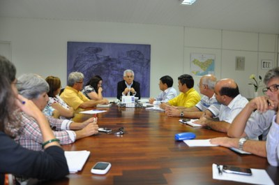 Reitor, vice-reitora e pró-reitores conversam com os docentes