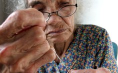 Dona Marinita fazendo a singeleza ( foto de Ricardo Lêdo, 2005)