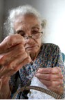 Dona Marinita fazendo a singeleza ( foto de Ricardo Lêdo, 2005)