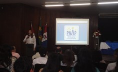 Professora Luciana Santa Rita conversa com os alunos