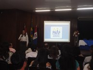 Professora Luciana Santa Rita conversa com os alunos