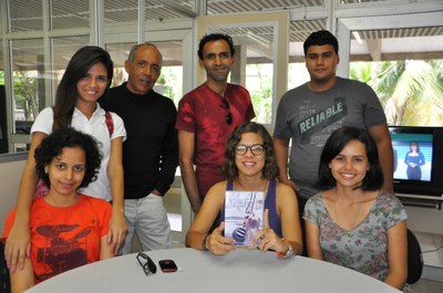 Alunos da Oficina de Cinema e o professor Almir Guilhermino, segundo em pé. Sentadas:  Amanda Duarte, Viviane Araújo, Isis Silva Em pé: Maysa Santos, Dário Oliveira Júnior e Paulo Silver.