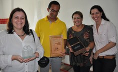 Vice-reitora ganha lembrança comemorativa a 1 ano do Núcleo