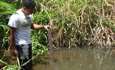 Estudante de geografia Fabio de Santana faz a medição do nível da água na nascente da Serra da Caiçara, em Maravilha