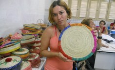 Durante curdo de Artesanato de Biojoias, aluna elabora sousplat com palha de Ouricuri