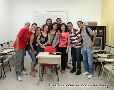 Jade Neves (centro) utiliza o blog para ampliar aprendizagem dos alunos do Projeto Casas de Cultura no Campus