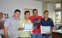 Bruno Albyran e Kleverton Almirante (com cerificados em mãos) contaram com presença de colegas de trabalho na cerimônia