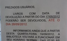 Aviso na porta da Biblioteca reforça o prazo de entrega dos livros