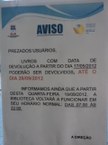 Aviso na porta da Biblioteca reforça o prazo de entrega dos livros