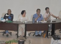 Os professores José Nascimento e Ana Ávila, o conferencista Amit Bhattcharyya e o intérprete na mesa de abertura do evento