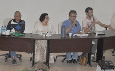 Os professores José Nascimento e Ana Ávila, o conferencista Amit Bhattcharyya e o intérprete na mesa de abertura do evento