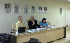 Reitor Eurico Lôbo conduz a reunião