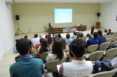 Alunos acompanham palestra da professora Marta Fonteles, da Universidade Federal do Ceará