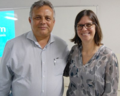 Milton Pradines, da Braskem, e a professora Andréa Moreira, em palestra sobre Assessoria de Comunicação