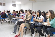 Alunos acompanham a palestra de Milton Pradines na tarde da quinta-feira