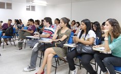 Alunos acompanham a palestra de Milton Pradines na tarde da quinta-feira