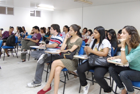 Alunos acompanham a palestra de Milton Pradines na tarde da quinta-feira