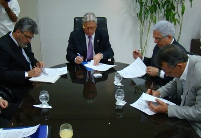 Eduardo Tavares, Téo Vilela, Eurico Lôbo e Judson Cabral assinam termo