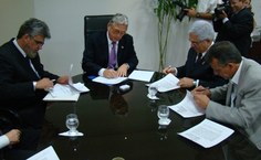 Termo foi assinado em reunião no gabinete do governador Teotonio Vilela Filho