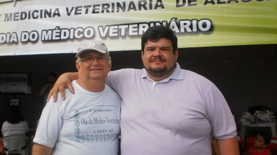 José Heriberto Teixeira de Albuquerque, presidente do Conselho Regional de Medicina Veterinária de Alagoas ao lado do Prof. Pierre Escodro, após palestra na Ponta Verde