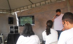 Público assiste palestra na Ponta Verde