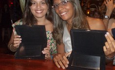 As alunas Inaiê Alves e Juliana Martins comemoram a conquista