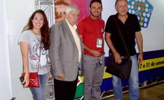 Alunos da Ufal com pesquisadores espanhol, Carlos Scolari (à direita) e o argentino, Eliseo Véron (à esquerda)