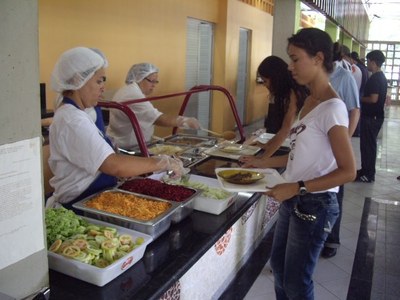 No almoço, estudantes podem comparecer das 11h30 às 13h30, para fazer as refeições