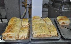 Lanches prontos para a venda no horário noturno