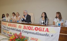 Mesa de abertura dos debates