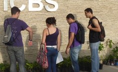 Alunos sairam das oficinas e foram conferir as mudas para o plantio