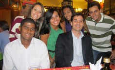 O pesquisador australiano David Bishop ( de terno) cercado pelos alunos da Ufal