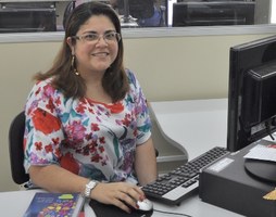 Professora vence prêmio nacional por pesquisa inovadora na área de Educação