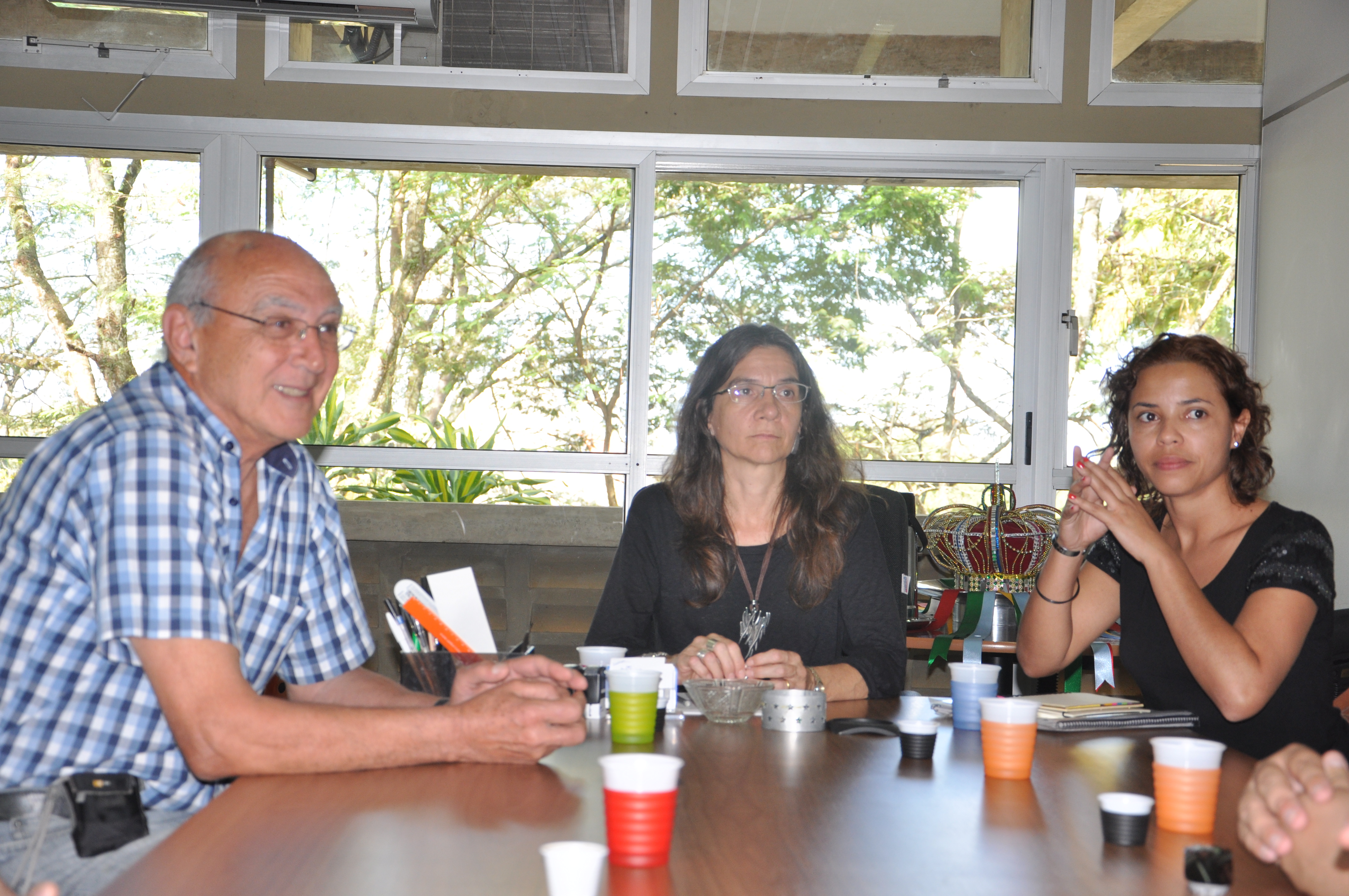 Professora Simone Meneghetti entre os dois representantes do Santander