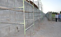 Muro isola lado de traz do presídio