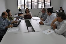 Equipe de gestão faz reunião antes de visitar salas de aula