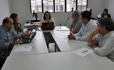 Equipe de gestão faz reunião antes de visitar salas de aula