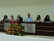 Mesa dos debates durante a tarde