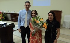 Professora Marília Goulart, no centro, acompanhada pelo secretário e pela presidente da Fapeal