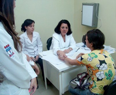 Médica Mônica Torres fazendo o exame preventivo gratuito durante o Dia NAcional de Combate ao Câncer da Pele no ano passado.