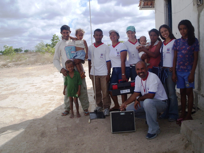 Parte da equipe durante a coleta de dados no município de Delmiro Gouveia, com Haroldo Ferreira (agachado) e Marcella Moreira (em pé, ao centro)