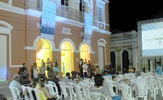 Público assistiu às projeções dentro e fora do Teatro 7 de Setembro